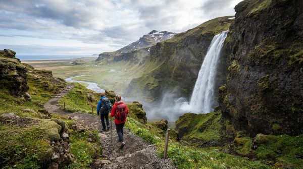 Où trouver des circuits de randonnée pour découvrir les cascades en Islande?
